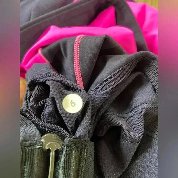 Lululemon Spin It To Win It TankIn Black Swan/ Raspberry Size 6 - Picture 8 of 9